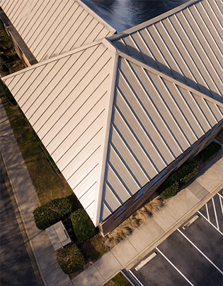 Metal roofing system with profiled steel sheets and insulation layer fitted on steel purlins
